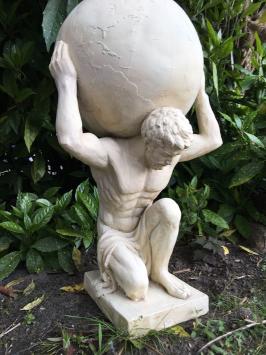 Statue des Atlas, eines Riesen, der nach der griechischen Mythologie das Universum trug
